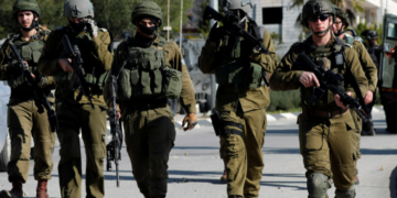 مستوطنون إسرائيليون مسلحون يهاجمون قرية فى الخليل