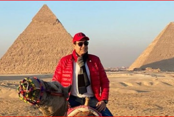 من منطقة الاهرمات .. حكيم يروج للسياحة المصرية