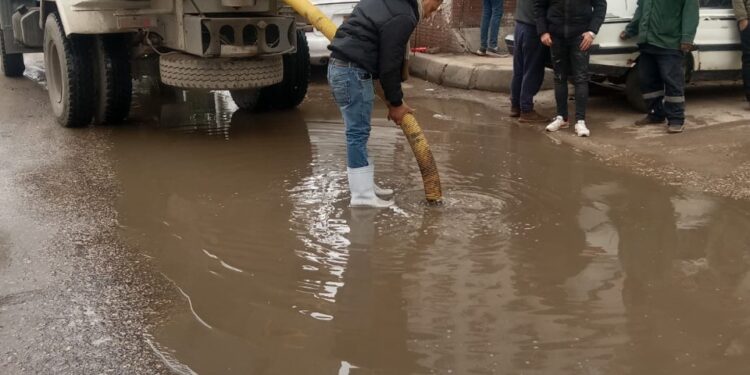 محافظة الجيزة تواصل شفط مياه الأمطار لتيسير الحركة المرورية