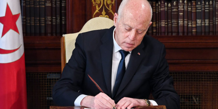 رئيس تونس: توجد وثائق تدين قيادات حزبية وهناك خيانات وتمويلات من الخارج