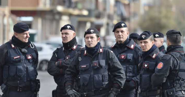 إيطاليا تعتقل 8 أشخاص لوضعهم العلم النازى على جنازة بكنيسة فى روما