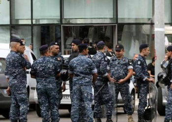 لبنانى يحتجز العشرات فى أحد البنوك جنوب البلاد ويهدد بحرقه