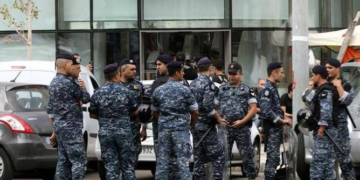 لبنانى يحتجز العشرات فى أحد البنوك جنوب البلاد ويهدد بحرقه