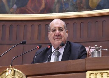 رفض منح الأب إجازة لرعاية المولود.. رئيس الشيوخ مداعبًا النواب: «معظمنا أجداد»