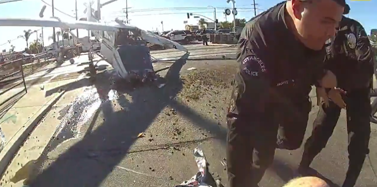 إنقاذ طيار أمريكى سقط بطائرته على سكة حديد أثناء مرور قطار.. فيديو