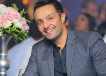 شقيق الفنانة ياسمين عبد العزيز يطلب الدعاء لوالديه بالشفاء