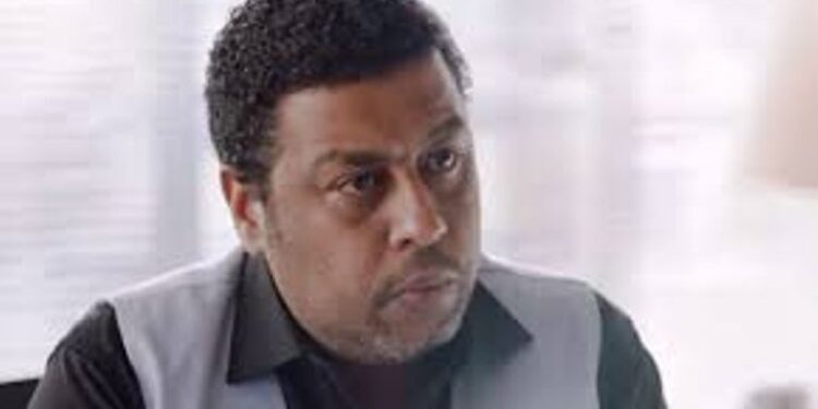 الفنانة محمد جمعة يفجع بوفاة والدته وأصدقائه يواسونه ويقدمون التعازي