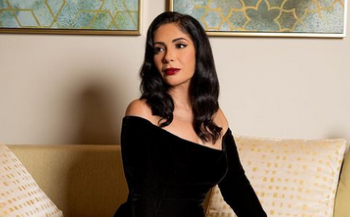 ملكة تجلس على عرشها .. مني زكي تتألق في إطلالة كلاسيكية