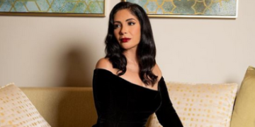 ملكة تجلس على عرشها .. مني زكي تتألق في إطلالة كلاسيكية