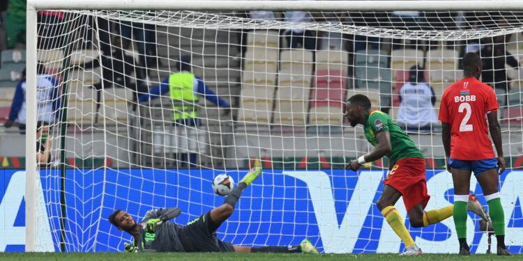 منتخب الكاميرون يهزم غامبيا بثنائية ويبلغ نصف نهائي أمم إفريقيا