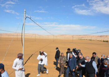 آليات جديدة للري.. محافظ الوادي الجديد يتفقد أول مشروع زراعي بنظام الري المطري