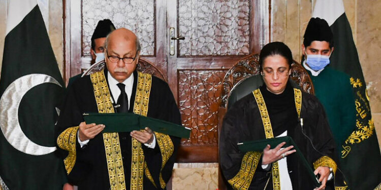 للمرة الأولى.. أول قاضية تؤدى اليمين أمام المحكمة العليا فى باكستان