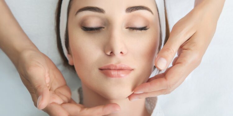 لبشرة نقية.. حيل تجميل في اللحظة الأخيرة لتحسين مظهرك