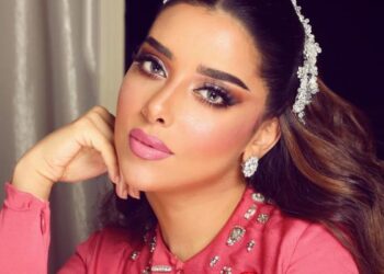 بالصور على غرار كوكب الشرق.. الفنانة بلقيس تجلس على كرسي خلال حفلها