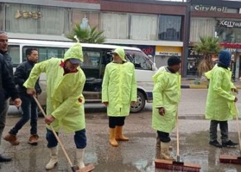 محافظ بورسعيد يشيد بجهود الأجهزة التنفيذية لتعاملها في رفع مياة الأمطار