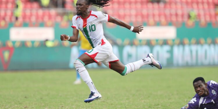 منتخب بوركينا فاسو يتأهل لربع نهائي أمم إفريقيا بفوز مثير على الجابون