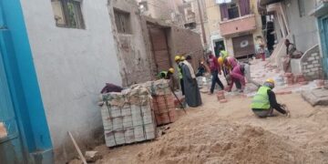 ضمن خطة التطوير.. استكمال تركيب الانترلوك بحارتي الطرح والمغربي بأسيوط