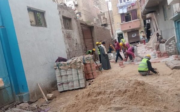 ضمن خطة التطوير.. استكمال تركيب الانترلوك بحارتي الطرح والمغربي بأسيوط