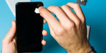 تنظيف الهاتف.. كيف تجعله خاليًا من الجراثيم؟