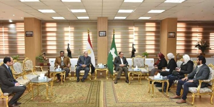 لبحث أوجة التعاون.. محافظ الشرقية يلتقي مساعد رئيس هيئة الدواء المصرية