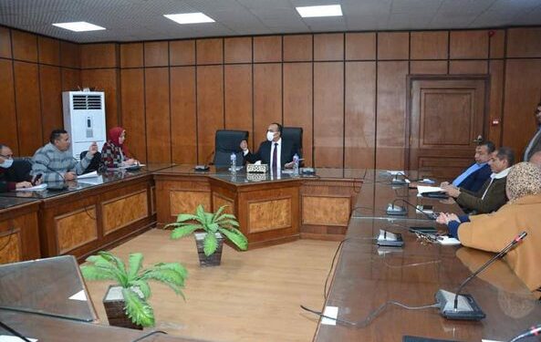 نائب محافظ المنيا يتابع أعمال اللجنة الاقتصادية لدراسة الفرص الاستثمارية