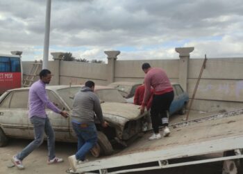 حملات موسعه لرفع السيارات المتهالكة والمتروكة بالشوارع بالجيزة