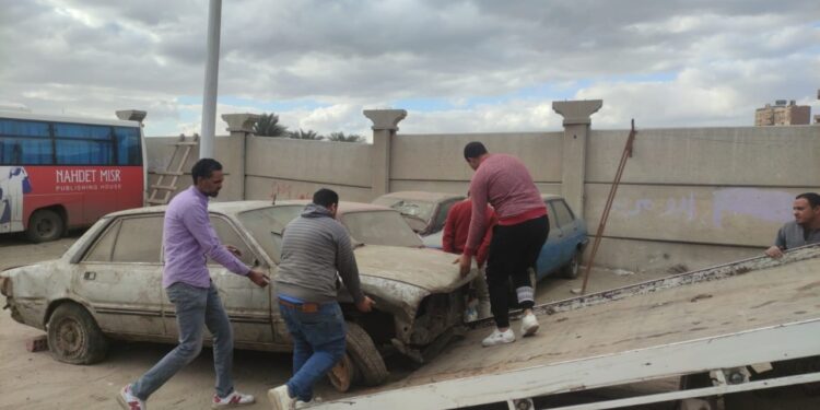 حملات موسعه لرفع السيارات المتهالكة والمتروكة بالشوارع بالجيزة