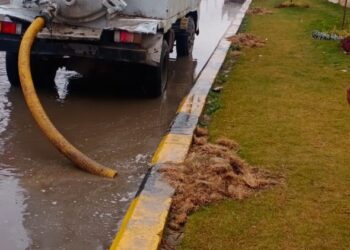 محافظة الجيزة تدفع بمعداتها لشفط مياه الأمطار من البؤر الساخنة