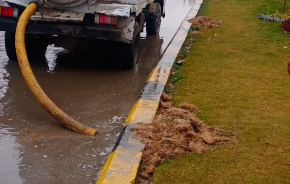 محافظة الجيزة تدفع بمعداتها لشفط مياه الأمطار من البؤر الساخنة