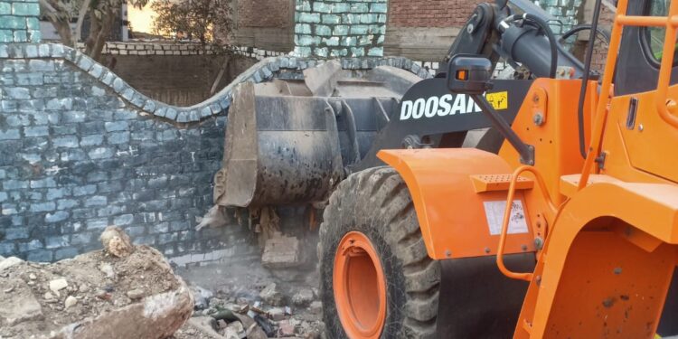 محافظة الجيزة تزيل 4 حالات تعدي على أملاك الدولة بالواحات البحرية والبدرشين