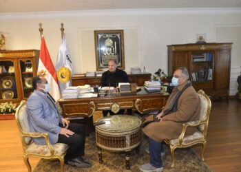 محافظ أسيوط يوجه بتكثيف أعمال رصف شوارع وميادين حي غرب