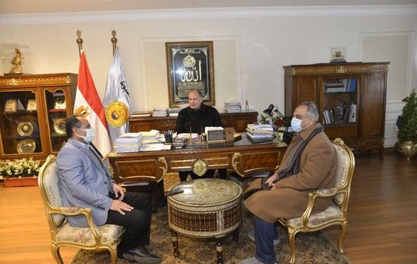 محافظ أسيوط يوجه بتكثيف أعمال رصف شوارع وميادين حي غرب