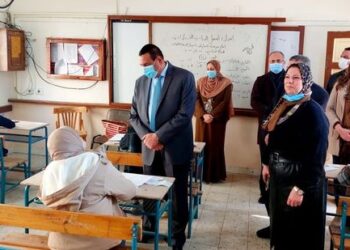 محافظ البحيرة يتفقد عدد من المدارس لمتابعة سير إمتحانات الشهادة الإعدادية