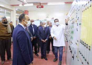 بسعة 350طن.. محافظ المنيا يتفقد شركة مطاحن مصر الوسطي