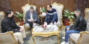 خلال لقائه.. محافظ المنوفية يصرف مساعدة مالية لشاب مريض بـ”سرطان الدم “