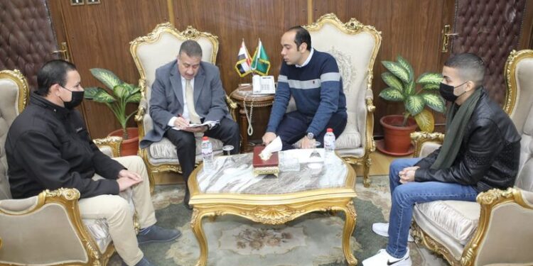 خلال لقائه.. محافظ المنوفية يصرف مساعدة مالية لشاب مريض بـ”سرطان الدم “