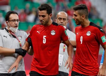 حمدي فتحي يُغادر مباراة مصر وكوت ديفوار للإصابة