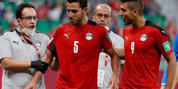 حمدي فتحي يُغادر مباراة مصر وكوت ديفوار للإصابة