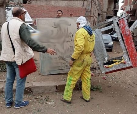 حملات مكثفة لرفع وإزالة الإعلانات واللوحات غير المرخصة بالشرقية