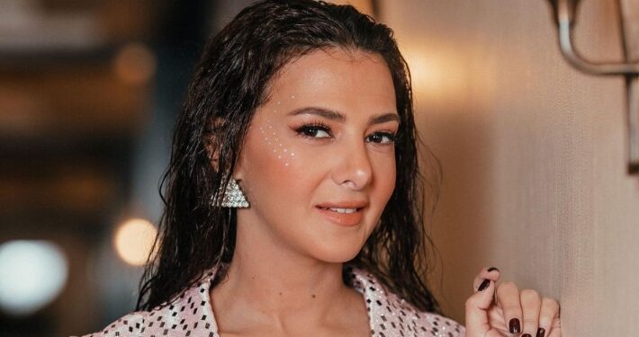 الفنانة دنيا سمير توجه رسالة الفنان الهندى سلمان خان