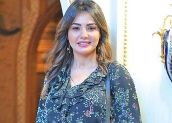 الفنانة دينا فؤاد توجه رسالة للجمهور من امام الكعبة المشرفة