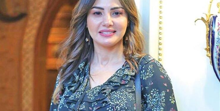 الفنانة دينا فؤاد توجه رسالة للجمهور من امام الكعبة المشرفة