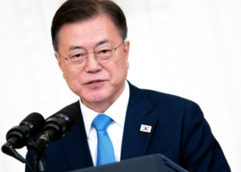 عسل محلى وعصائر.. هدايا من رئيس كوريا الجنوبية للعاملين بمجال مكافحة كورونا