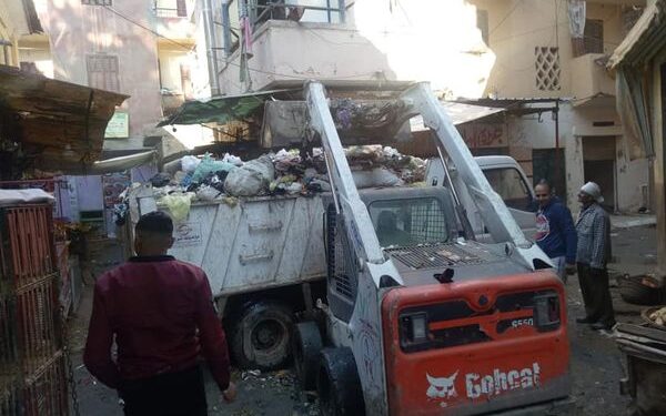 محافظ الدقهلية يتابع اعمال رفع القمامة والاتربة المتراكمة نتاج الامطار بالمنصورة