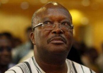 مئات المواطنين فى بوركينا فاسو يحتشدون بالعاصمة تأييدا لعزل الرئيس