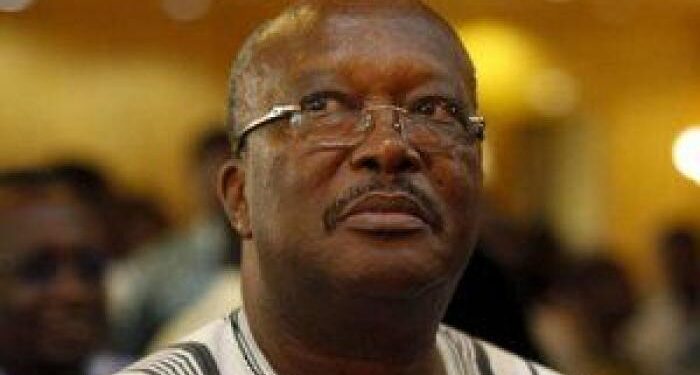 مئات المواطنين فى بوركينا فاسو يحتشدون بالعاصمة تأييدا لعزل الرئيس