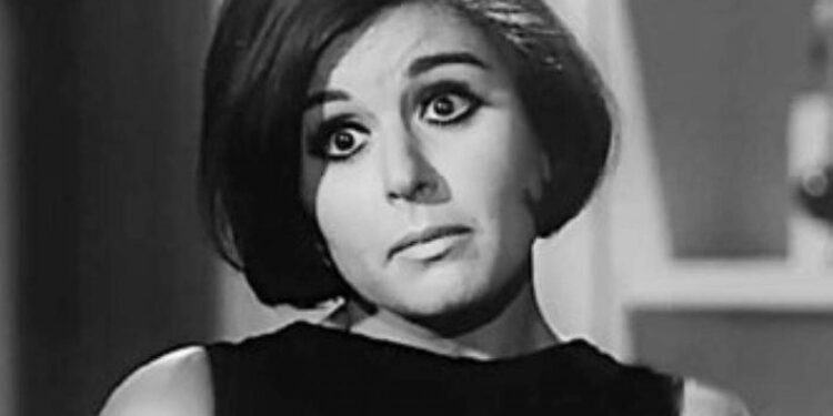 في صور نادرة .. سعاد حسني تحمل طفل صغير اصبح نجم عالمي اليوم