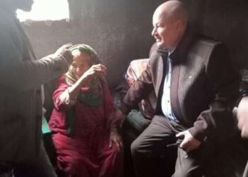 في لمسة إنسانية.. محافظ الشرقية يوفر كافة إحتياجات سيدة معمرة بالحسينية