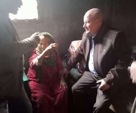 في لمسة إنسانية.. محافظ الشرقية يوفر كافة إحتياجات سيدة معمرة بالحسينية