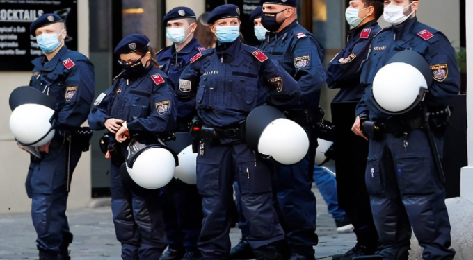 اعتقال مهرب و14 مهاجرا غير شرعى مكدسين فى فيينا